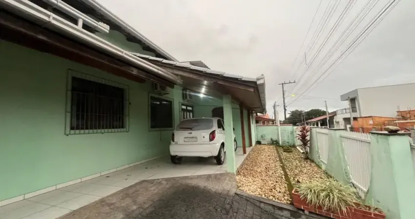 Linda casa averbada à venda no bairro Armação, em Penha! 1 suíte + 4 quartos, ótimo espaço e localização privilegiada