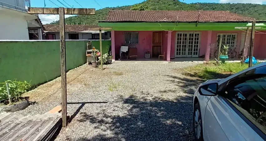 Casa para venda em excelente localização, em uma das vias principais no Rio Bonito