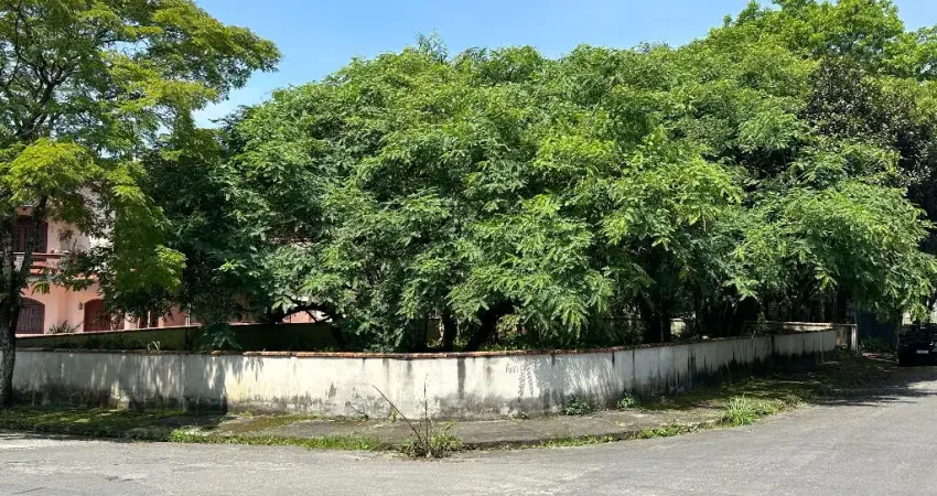 Terreno de esquina bem localizado no bairro Floresta