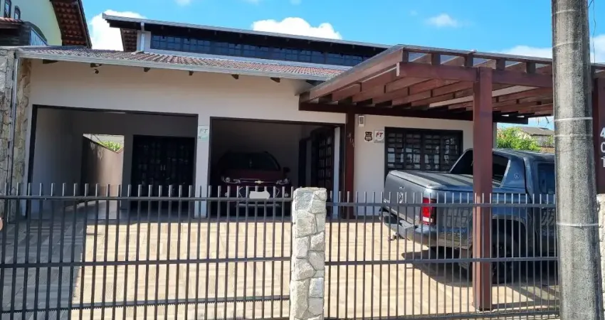 Casa com Piscina e Averbada localizado no bairro Floresta