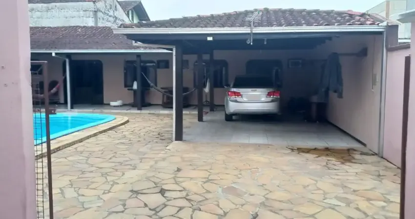 Casa semi mobiliada com piscina no bairro Boemerwald