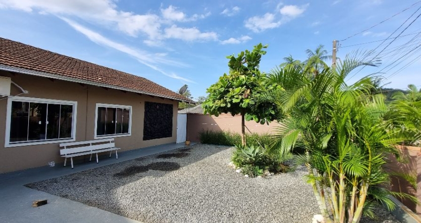 Casa com terreno amplo localizado no bairro Parque Guarani