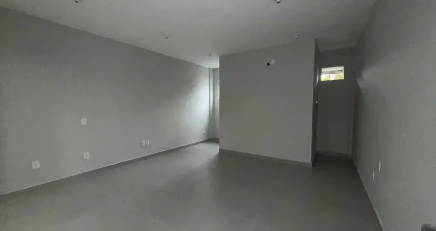Alugo linda sala comercial recém reformada em galeria com excelente localização no bairro Glória