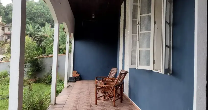 Casa ampla, de alvenaria, em terreno alto, livre de alagamentos no bairro Petrópolis!