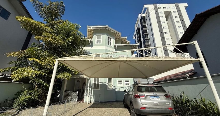 Uma casa onde a luz natural faz morada, o espaço convida a viver bem e o bom gosto está presente em cada ambiente. Localização estratégica no Anita Garibaldi!