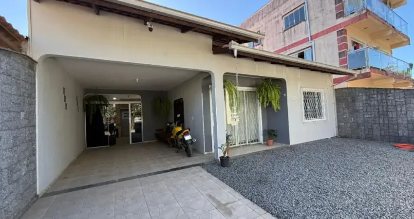 Casa com Edícula localizado no bairro Jardim Iririu Com Exclusividade