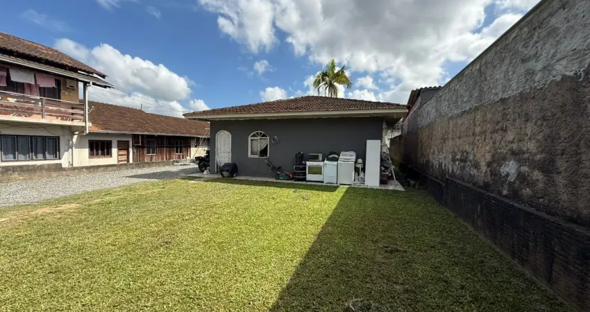 Terreno plano e muito bem localizado, a poucos metros da piratuba no bom retiro, em uma região tranquila e de fácil acesso.