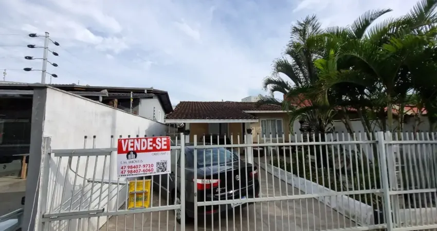 Casa escriturada e averbada com 5 quartos e edícula localizado no bairro bom retiro