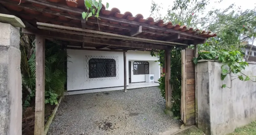 Casa com 3 quartos em um grande terreno localizado no bairro aventureiro!