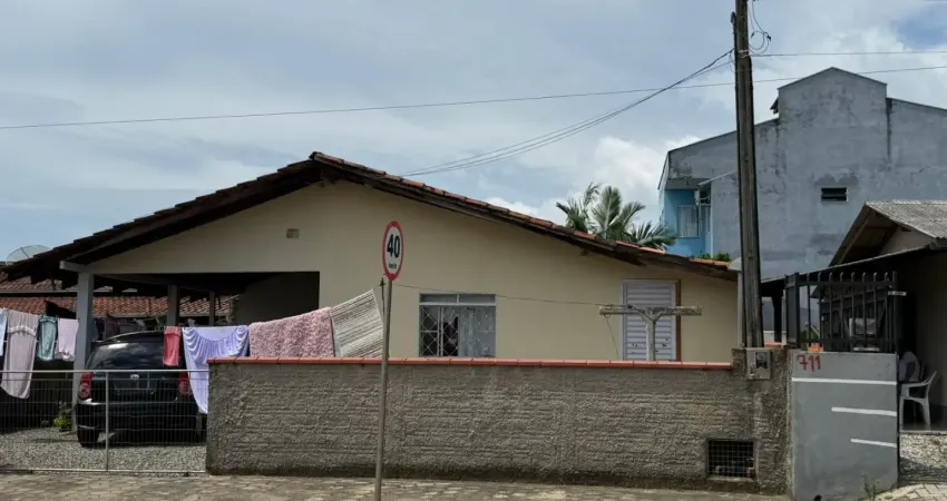 Casa bem próxima a Praia com 1 Suíte + 2 Dormitórios localizado Em Barra Velha!