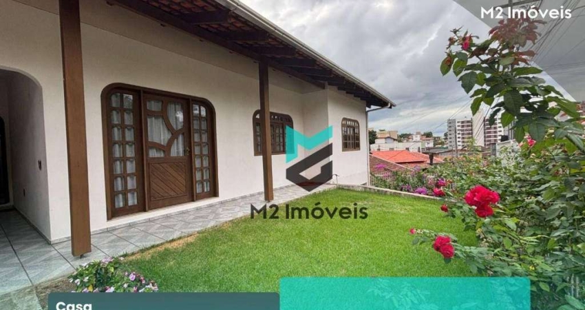 Surpreenda-se com esta casa PLANA no bairro Água Verde, com 3 quartos, suíte, churrasqueira a carvão e um gramado gigantesco nos fundos!   DIFERENCIAI