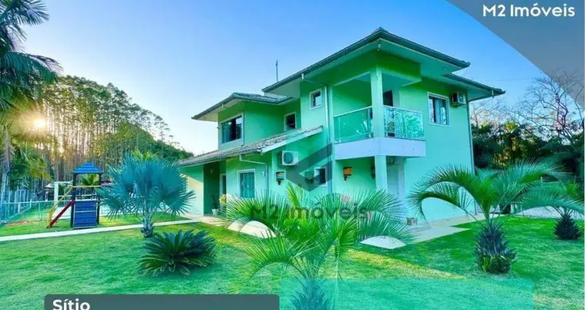 Sítio com 56.095 m² • 728 m² de área construída • porteira fechada