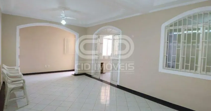 Casa com 329m² no bairro Áreas