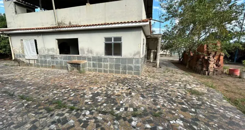 Casa estilo mini sítio colado na Rio-Magé com 1.000m² todo murado