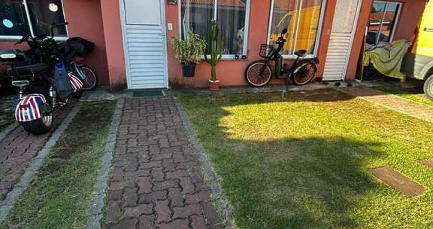 Casa linear em condomínio no bairro de Chácara Arcampo