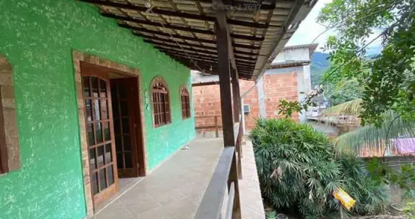 Excelente casa duplex com quintal arborizado e ótima estrutura!