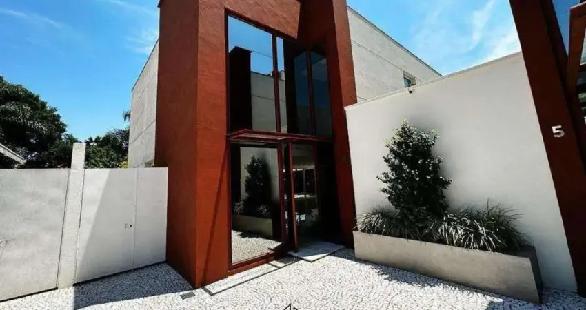 Casa em Condomínio - Alto da Boa Vista - 4 suítes; 8 vagas