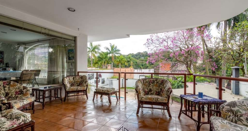 Casa com 4 Suítes,  4 vagas, e 6 banheiros à Venda, 750 m²