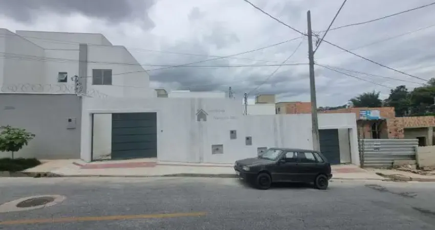 Linda casa geminada 03 quartos em meio lote no duque de caxias em betim
