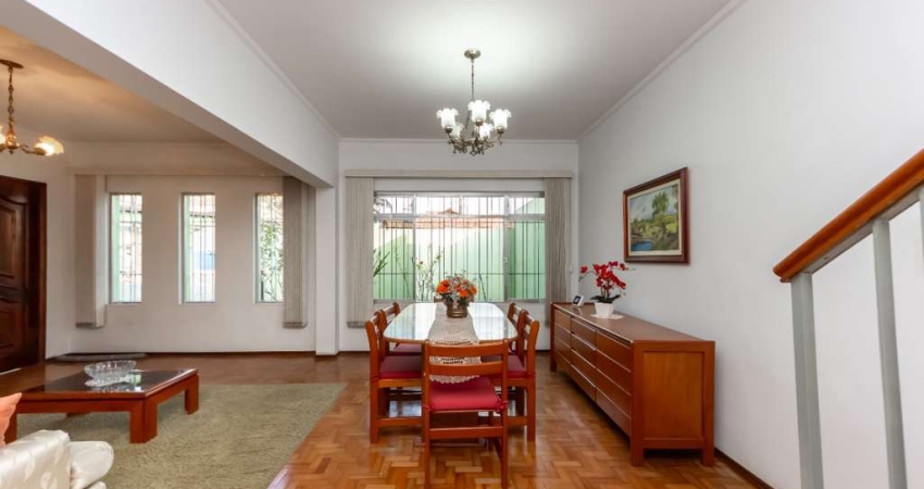 Agradável sobrado para venda com 4 quartos, sendo 1 suíte, 226m²