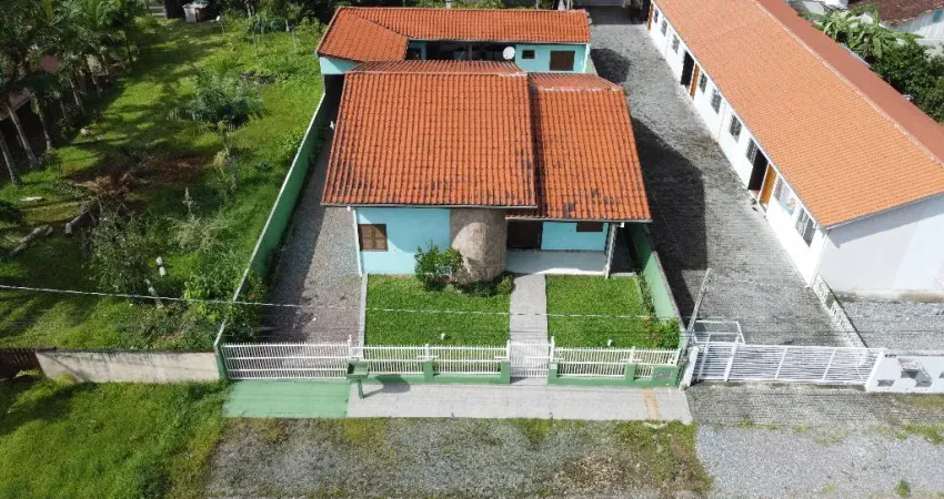 Casa com 3 Quartos, Amplo Terreno, Piscina e Edícula, para Venda no bairro ITAPOÁ ANEXO B1, localizado na cidade de Itapoá/SC