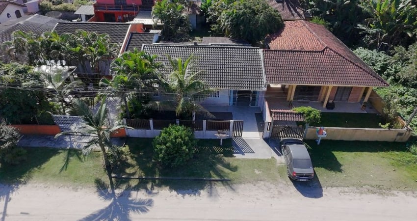 Casa Espaçosa com Amplo Terreno para Venda no Balneário PRINCESA DO MAR, localizado na cidade de Itapoá/SC.