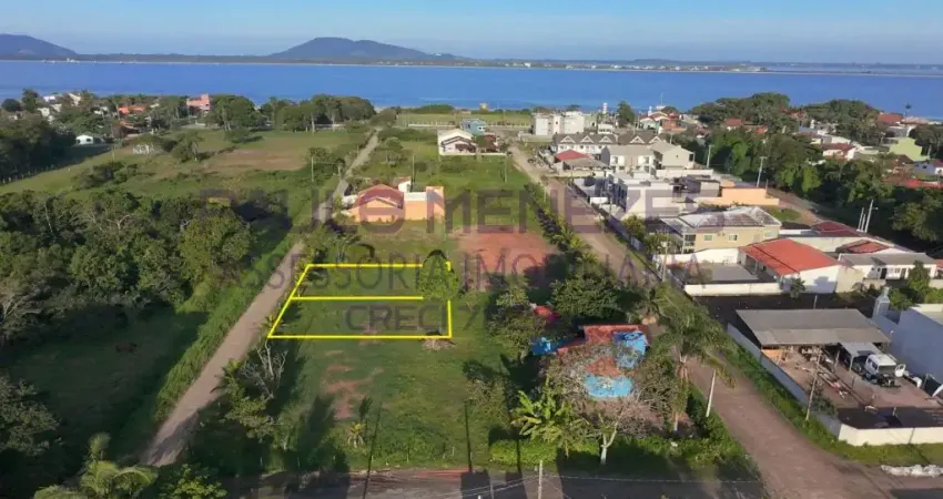 Terreno Limpo Apenas 300 mts do mar com 336 m² à Venda – Excelente Localização.