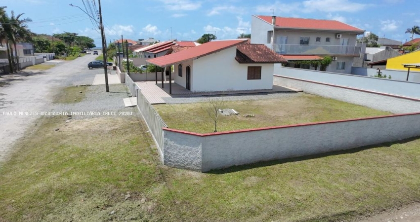 Casa de Esquina para Venda na BARRA DO SAÍ, localizado na cidade de Itapoá / SC.