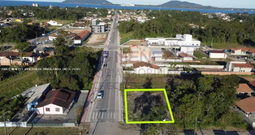 Terreno LIMPO de Esquina em frente ao ASFALTO no Balneário BRANDALIZE, localizado na cidade de Itapoá / SC.