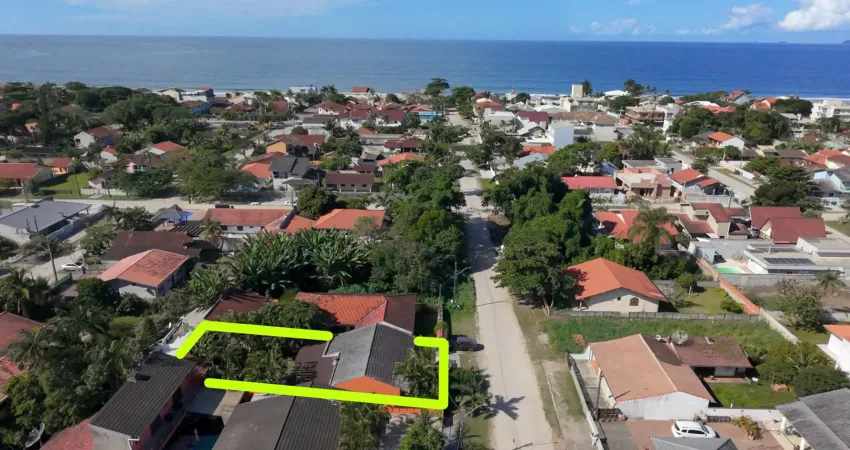 Casa espaçosa com amplo terreno para venda no balneário princesa do mar, localizado na cidade de itapoá/sc.