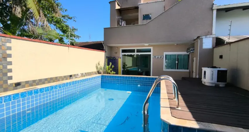 Sobrado com 4 quartos, terraço e piscina para venda no balneário brasília, localizado no centro de itapoá / sc.