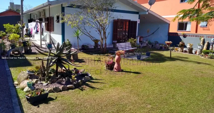 Casa a apenas 350 mts da praia com amplo espaço de terreno, balneário paese, centro de itapoá/sc