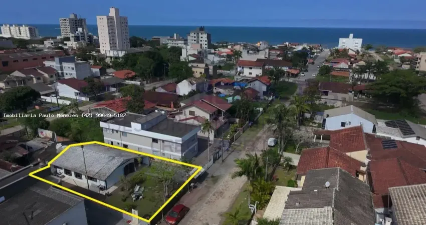 Casa  com 4 quartos, apenas 350 mts da praia com amplo espaço de terreno, balneário paese, centro de itapoá/sc