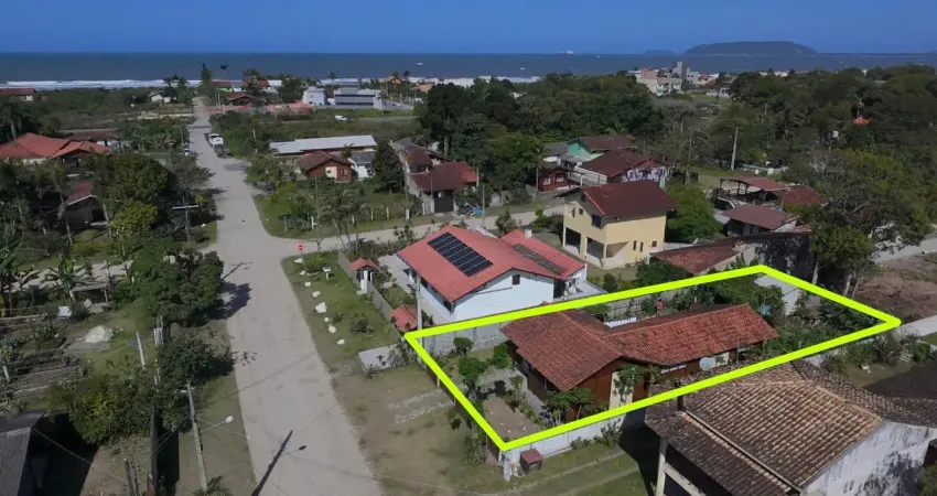 Casa a apenas 300 mts do mar para venda no balneário praia das palmeiras, localizado na cidade de itapoá / sc.