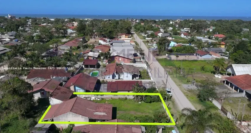 Casa com amplo espaço de terreno para venda no balneário praia das palmeiras, localizado na cidade de itapoá / sc.