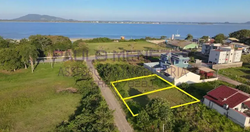 Terreno situado no Recanto do Farol, a apenas 150 metros da praia, região tranquila, segura e com ótima valorização.