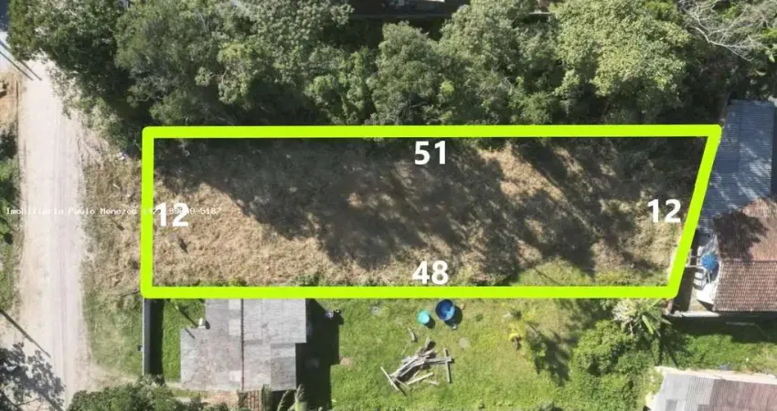 Terreno GIGANTE com 594m², Limpo, Aterrado, Face Norte, pronto para construir e localizado a apenas 700 mts de distância da praia.