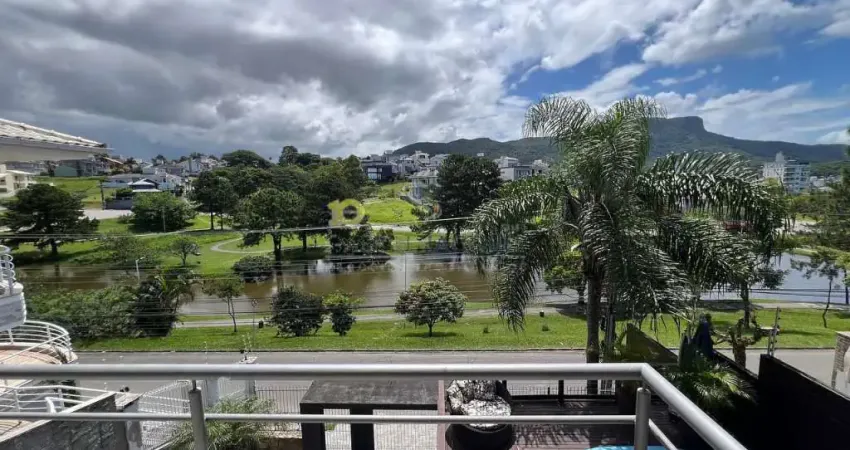 Casa em frente ao lago da Pedra Branca, com 3 suítes à venda, 248 m² por R$ 3.200.000 - Pedra Branc