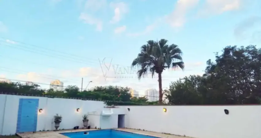 Linda Casa com Piscina, em Condomínio Fechado no Parque Residencial Aquarius