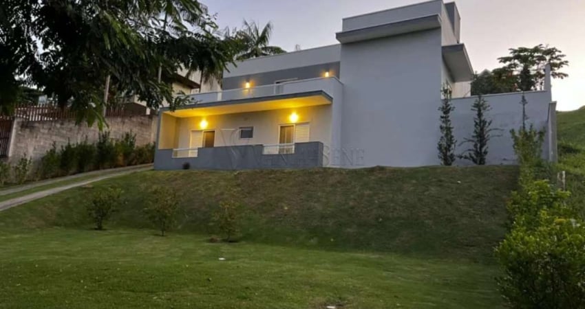 Grande oportunidade para você e sua família. Belíssima casa com pé direito duplo