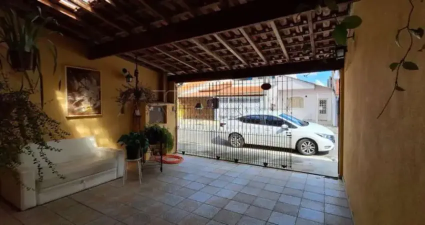 Venda de casa padrão no bairro Jardim Del Rey, São José dos Campos/SP.