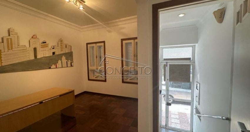 Casa comercial para locação no bairro Cidade Alta com 85 m² | 4 salas, jardim de inverno, copa com armários e quintal.