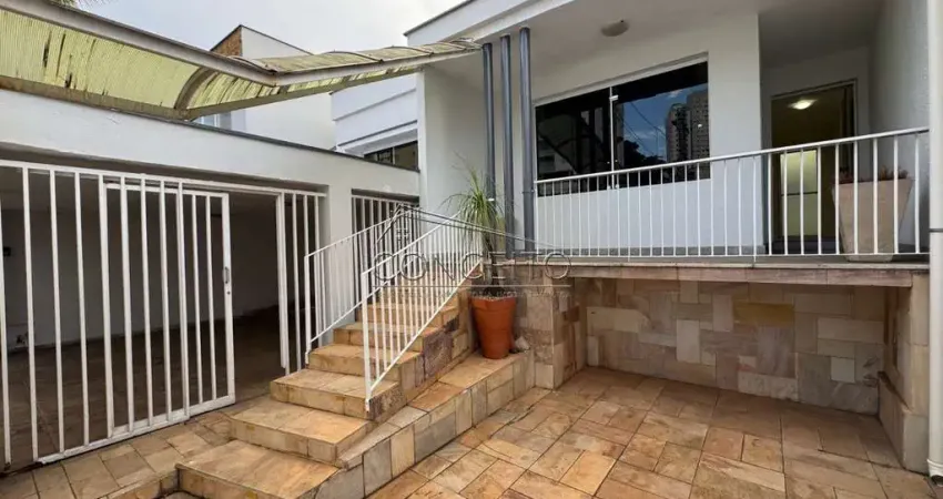 Casa comercial à venda no centro de Piracicaba com 180 m² | 6 salas, 3 banheiros, 1 edícula e 3 vagas de garagem.