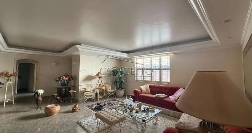 Sobrado comercial à venda no bairro Jardim Europa com 234 m² | 4 suítes, sendo 2 com closet e 4 vagas de garagem.