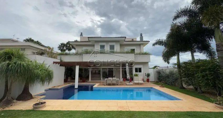 Sobrado de alto padrão à venda no Condomínio Residencial Jatobás com 693 m² | 5 suítes, sendo 3 suítes com closet, amplo quintal e 6 vagas de garagem.