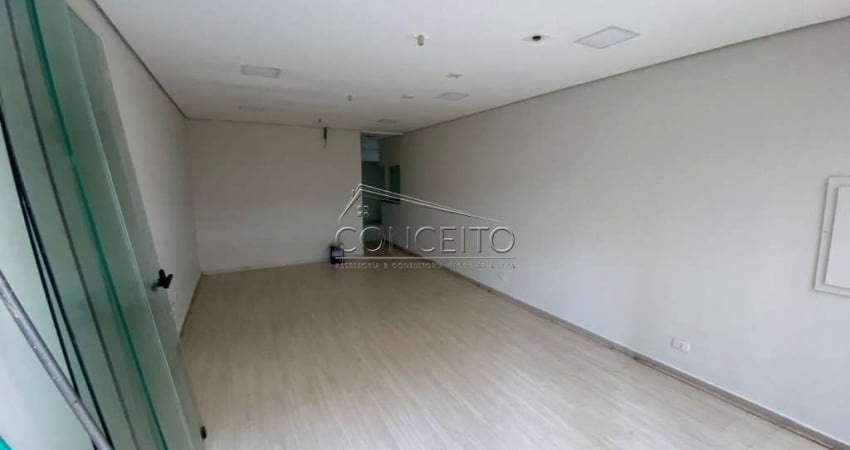 Sala comercial para locação no centro de Piracicaba com 145 m² | Amplo salão, 2 banheiros, 7 provadores e jardim de inverno.