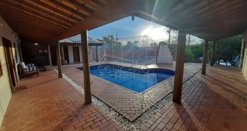 Chácara à venda no Condomínio Colinas do Piracicaba com 380 m² | 4 suítes, quarto de despejo e 4 vagas cobertas.
