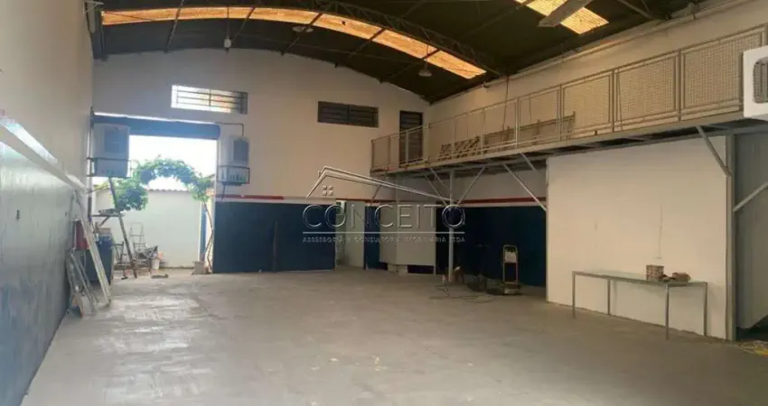 Barracão à venda no bairro Piracicamirim com 230 m² | 2 salas, 3 banheiros e 3 vagas de estacionamento.