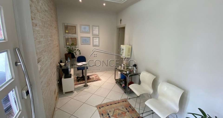 Casa comercial à venda no centro com 56,88 m² | Recepção, 2 salas e 1 vaga de garagem.