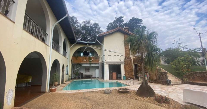 Sobrado à venda no Parque Santa Cecília com 903,70 m² | 6 suítes com closet, 9 vagas de garagem e amplo terreno.